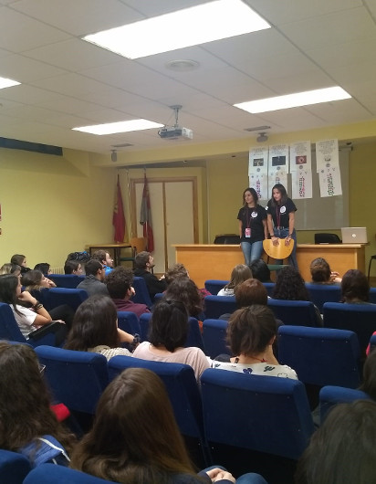 Grupo de jóvenes en una reunión Grupo de jóvenes en una reunión