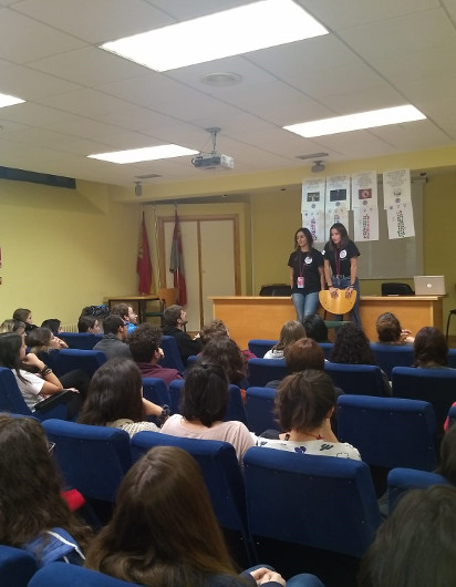 Grupo de jóvenes en una reunión