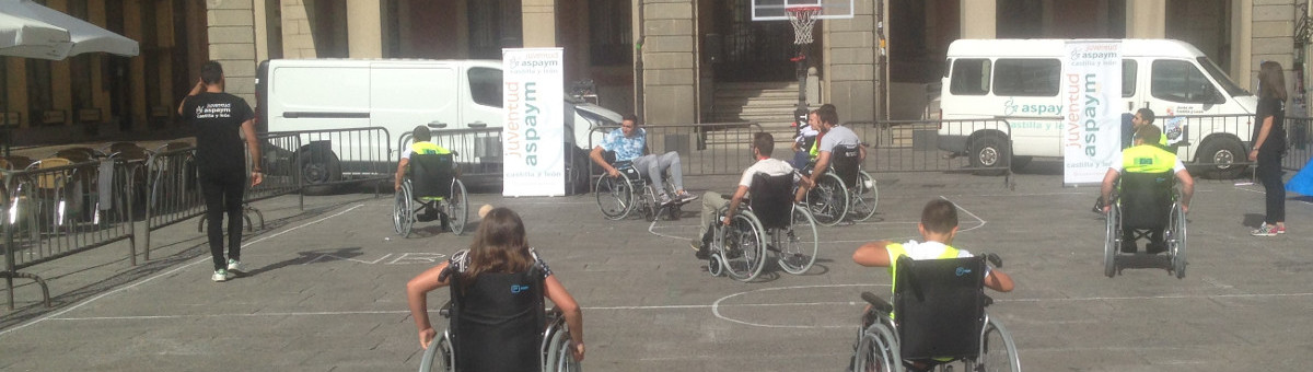 Niños en silla de ruedas jugando al baloncesto