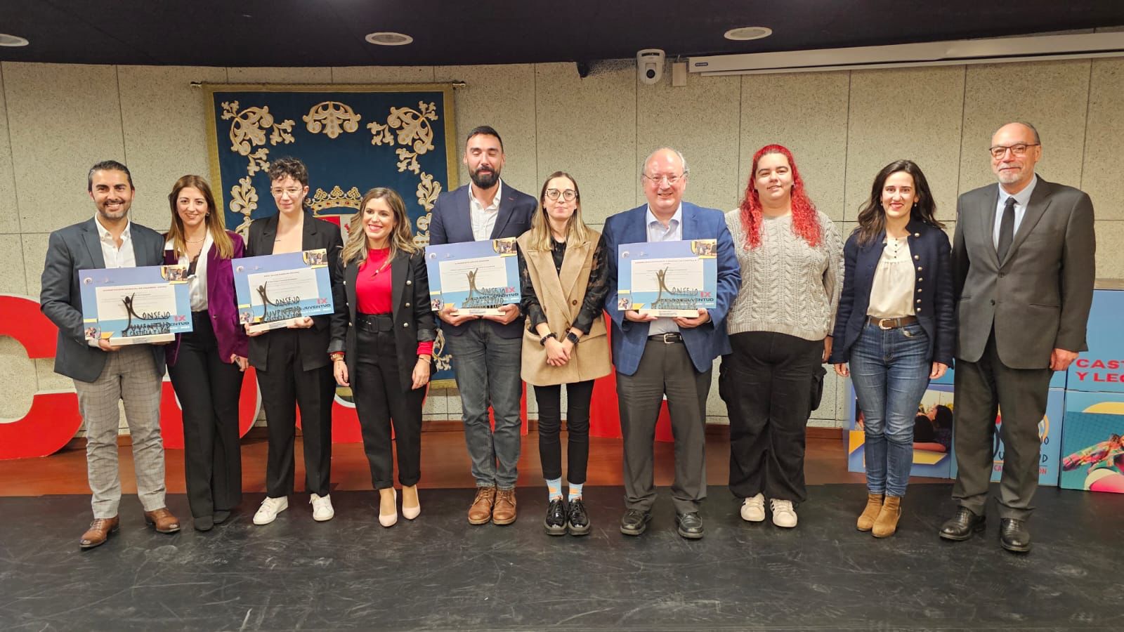 Fotografía grupal de las personas premiadas y representantes institucionales en los IX Premios Juventud Castilla y León.