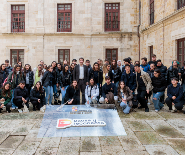 Foto de grupo en la presentación de Pausa y Reconecta