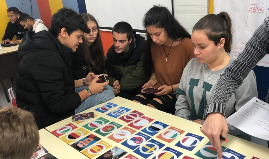 Jóvenes jugando a uno de los juegos de GamEUfying